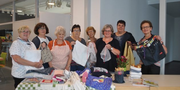 Die Landfrauen aus Hofheim und des Bezirksvereines Heppenheim demonstrierten am Tag der Nachhaltigkeit anhand von Beispielen, was man alles aus alter Kleidung, Tischdecken und Vorgängen zaubern kann. Foto: Benjamin Kloos