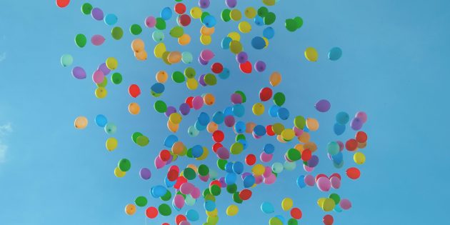 Am Sonntag steigen unzählige bunte Luftballons als weithin sichtbares Zeichen des Friedens und der Vielfalt im Bürstädter Bürgerhauspark auf. Foto: pixabay.com