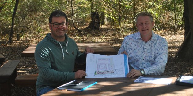 Jürgen Eberle (CDU) und Burkhard Vetter (FDP, v.l.) präsentierten am Donnerstag im Waldklassenzimmer die Halbzeitbilanz der Bürstädter CDU/-FDP-Koalition – an einem der zahlreichen gelungenen Projekte der vergangenen Jahre in Bürstadt. Foto: Benjamin Kloos