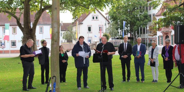 Am Freitag kamen die Menschen am Dom zusammen, um gemeinsam für den Frieden einzustehen. Foto: Eva Wiegand