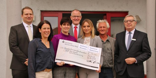 14.500 Euro spendeten die drei Sparkassen gemeinsam zur Unterstützung der AWO-Schuldnerberatung.  Im Bild (von links): Geschäftsführer der AWO Bergstraße Soziale Dienste Sebastian Parker, Fachberaterin Melanie Schilling, Andrea Dietzel (Sparkasse Bensheim), Bereichsdirektor Klaus Thieme (Sparkasse Starkenburg), Gebietsdirektorin Martina Desch (Sparkasse Worms-Alzey-Ried in Bürstadt), AWO-Schuldnerberater Peter Kellermann und Vorstandsmitglied Wolfhard Hensel (Sparkasse Worms-Alzey-Ried). Foto:  Hannelore Nowacki