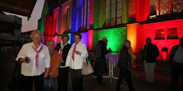 Besucher warteten vor der vielfarbig illuminierten Domkirche auf Einlass. Für den ungestörten Musikgenuss tat sich das Tor zur Domkirche jeweils nach einem Auftritt auf. Foto: Hannelore Nowacki
