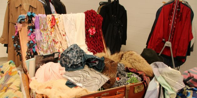 Dies und das war beim Jubiläumsflohmarkt zu entdecken, Schmuck und Schals, weitere Accessoires und vieles mehr. Foto: Hannelore Nowacki