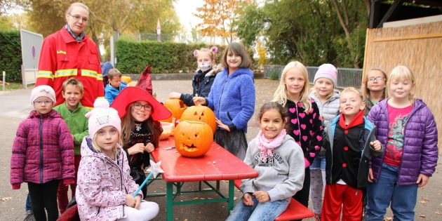 Kreativ waren die Kinder der DLRG-Schwimmschule beim Schnitzen ihrer Halloweenkürbisse, die sie mit nach Hause nehmen durften. Foto: Hannelore Nowacki
