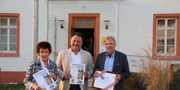 Zehn Jahre Dorferneuerungsprogramm sind in der Dokumentation festgehalten, die Bürgermeisterin Barbara Schader mit Moderator Stefan Lösch vorstellte. Arbeitskreissprecher war Volker Utz (rechts). Foto: Hannelore Nowacki 