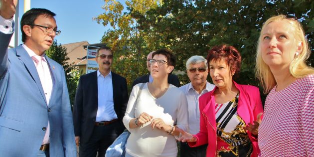 Die CDU-Generalsekretärin Annette Kramp-Karrenbauer (Mitte) unterstützte mit ihrem Besuch in Bürstadt den Hessen-Wahlkampf  ihrer Partei. Hier geht’s lang – der CDU-Landtagsabgeordnete Alexander Bauer (links) weist den Weg zum Briebelsaal (im Bild der Bibliser Bürgermeister Felix Kusicka, verdeckt MdB Michael Meister, Erster Stadtrat Walter Wiedemann, Bürgermeisterin Barbara Schader und die Erste Kreisbeigeordnete Diana Stolz. Foto: Hannelore Nowacki