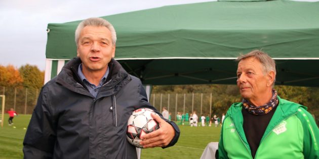 Die Stadt Lampertheim hat den größten Teil zum neuen Rasensportplatz der SG Hüttenfeld beigetragen, wie Bürgermeister Gottfried Störmer bei der Einweihung erläuterte. Helmut Hartmann vom SG-Vorstand dankte allen Beteiligten für ihr Engagement. Foto: Hannelore Nowacki