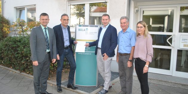 Stehen gemeinsam für den sozialen Wohnungsbau: Jens Klingler, Erster Stadtrat der Stadt Lampertheim, Baugenossenschaft-Geschäftsführer Wolfgang Klee, Kreisbeigeordneter Karsten Krug, Erich Schollmaier und Martina Sotornik (beide Baugenossenschaft Lampertheim; v.l.). Foto: Benjamin Kloos