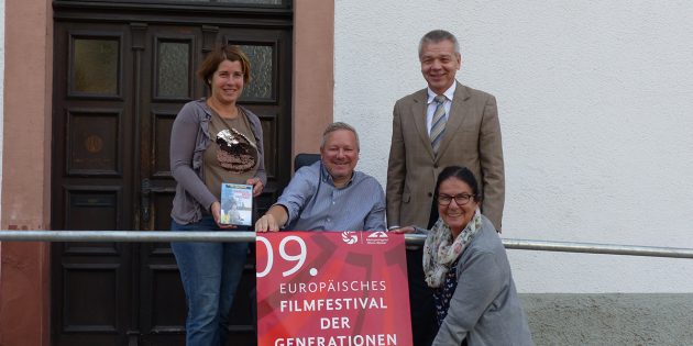 Freuen sich auf das Europäische Filmfestival der Generationen und laden herzlich dazu ein: Christa Gerhard von der Diakoniestation Lampertheim, Bürgermeister Gottfried Störmer, Jochen Halbauer vom Behindertenbeirat Lampertheim und Silke Reis von der Stadtverwaltung (v.r.). Foto: Franziska Hartmann