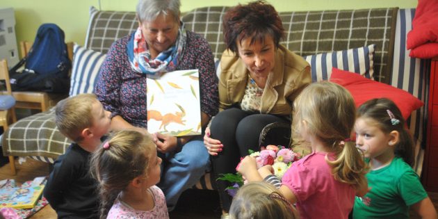 Die neue Leseoma ist da! Gerlinde Korbus übernimmt diese wichtige Funktion in der Kita „Villa Kunterbunt” – sehr zur Freude von Bürgermeisterin Barbara Schader und vor allem der Kinder. Foto: Benjamin Kloos