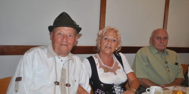 Geselliges Beisammensein bei neuem Wein und Zwiebelkuchen