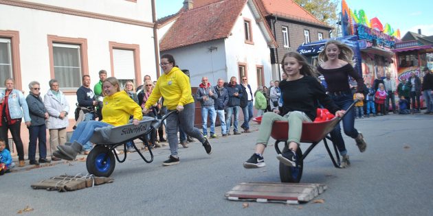 Jugend setzt sich bei Schubkarrenrennen durch 