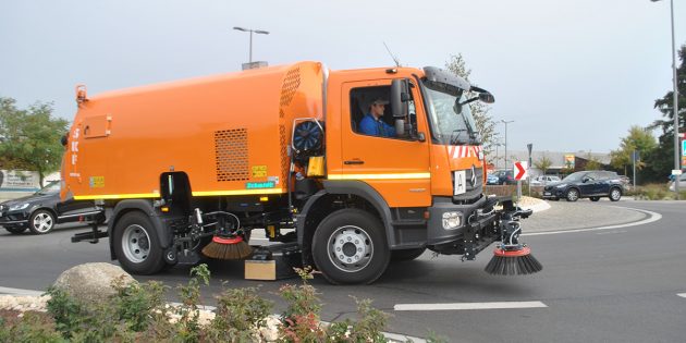 Die neue Kehrmaschine verfügt als besonderes Plus zum Vorgängermodell über einen schwenkbaren Vorbaubesen. Foto: Benjamin Kloos