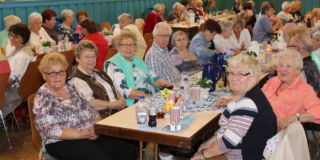 Geselligkeit wird bei der AWO Lampertheim groß geschrieben, das Jahr über finden viele Veranstaltungen statt. Beim diesjährigen Oktoberfest kamen rund 100 Mitglieder in der Zehntscheune zusammen. Foto: Eva Wiegand