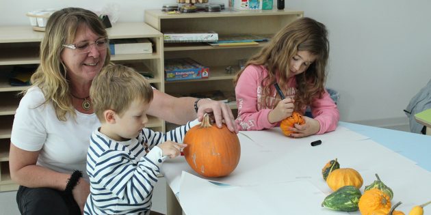 Nach dem offiziellen Teil gab es in der neuen Kindertagesstätte „Farbenfroh“ einiges zu entdecken, unter anderem konnten Kürbisse bemalt werden. Foto: Eva Wiegand