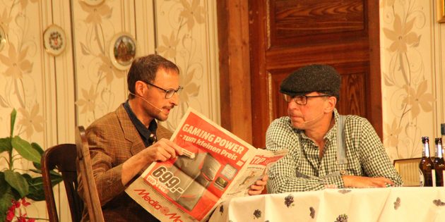 Mit einer Anzeige versucht Bauern Alfons (Armin Tremmel), gemeinsam mit seinem Freund Heinz (Christian Jähnchen) seine verhasste Schwägerin Hilde loszuwerden. Foto: Eva Wiegand
