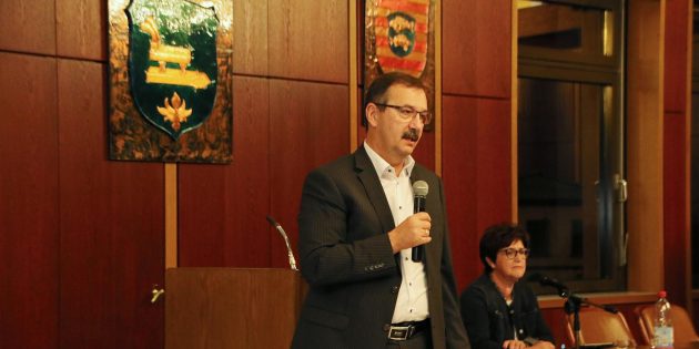 Bürgermeister Felix Kusicka nahm zu vielen Themen Stellung. Foto: Hannelore Nowacki