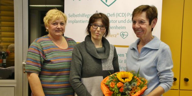 Die beiden Gruppensprecherinnen Monika Arras (von links) und Constanze Rozek bedankten sich bei Karin Heinrichs für den interessanten Vortrag. Foto: Hannelore Nowacki
