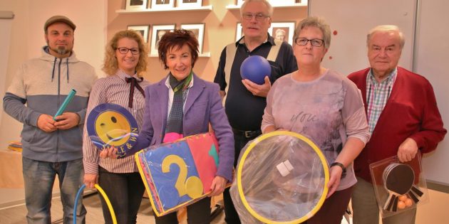 Kinder in Bewegung – mit den neuen Sport- und Spielgeräten ist für noch mehr Spaß gesorgt. Apotheker Hermann Müller von der Marienapotheke konnte wie einige weitere Spender an der Urkundenübergabe nicht teilnehmen. Im Bild: Jan Ott, Daniela Siegler (SIMA-Bau Siegler), Bürgermeisterin Barbara Schader, Andreas Koschorreck (Neohel), Birgit Keiber und Edgar Gräf (Gräf Gardinen). Foto: Hannelore Nowacki
