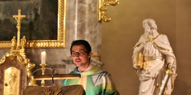 Pfarrer Patrick Fleckenstein berichtete in seiner Stellungnahme von Konflikten mit der Leitungsebene im Bistum Mainz seine Lebensführung und Person betreffend, die seit zehn Jahren andauern, von seiner Sicht auf die Kirche im 21. Jahrhundert und seinen Überlegungen für eine mögliche berufliche Zukunft. Foto: Hannelore Nowacki