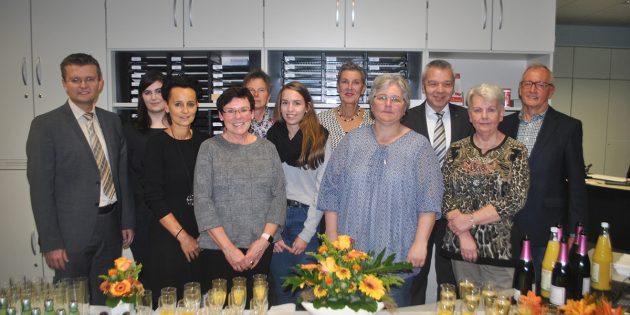Das Team des Rathaus-Service um Ina Klotzbach (2.v.r.) ist seit 20 Jahren für die Bürger da – mit Herz und Verstand. Anlässlich des Jubiläums gratulierten Vertreter der Stadt um Bürgermeister Gottfried Störmer (3.v.r.) und Altbürgermeister Erich Maier (r.). Foto: Benjamin Kloos