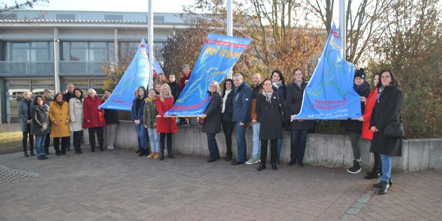 „NEIN zu Gewalt an Frauen und Mädchen" – diese wichtige Botschaft vermitteln seit Freitag drei Fahnen im Schulhof des Lessing Gymnasium in Lampertheim. Foto: Benjamin Kloos