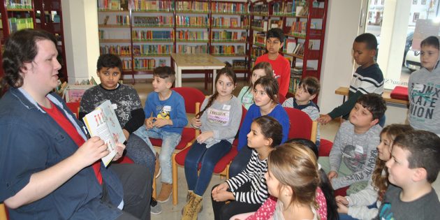 „Kids programmieren ihre Welt” heißt es in der Stadtbücherei. Projektleiter Alexander Weiß erläuterte den Kindern zum Auftakt die ersten Schritte. Foto: Benjamin Kloos