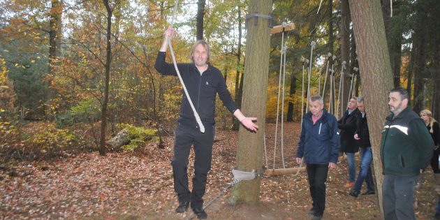 Waldpädagoge Mirko Klein erläutert die Funktionsweise des neuen Niedrigseilgartens. Foto: Benjamin Kloos