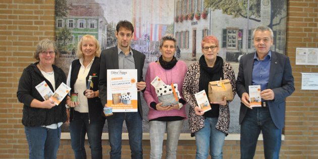 Verbindet kulinarische Köstlichkeiten aus Lampertheim: Das Projekt „Ebbes Foines”, das durch Eva Größler (2.v.r.) initiiert wurde und durch das Stadtmarketing, vertreten durch Dirk Dewald (3.v.l.) aufgegriffen wurde – sehr zur Freude von Bürgermeister Gottfried Störmer (r.). Foto: Benjamin Kloos