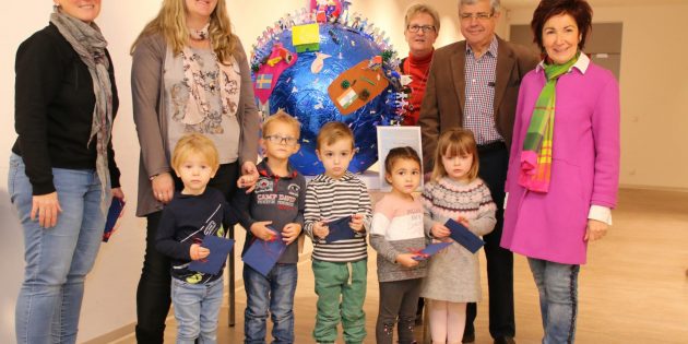 Im Rathausfoyer ist die erfolgreiche Weltkugel der Kita „Zwergenwald“ noch bis Jahresende ausgestellt. Foto: Hannelore Nowacki