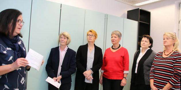 „Es ist toll, was Sie leisten“, sagte Traudel Münch (links) bei der Spendenübergabe an Christine Klein, 1. Vorsitzende des Vereins Frauenhaus Bergstraße (4. v. links) in Anwesenheit von Clubschatzmeisterin Marianne Jacobs und Clubmeisterin Irene Landrock sowie Natalia Sedich (Leiterin der Frauenberatungs- und Interventionsstelle in Lampertheim, Domgasse 2, 1. OG, Sozialbüro) und Sonja Niederhöfer (Frauen- und Gleichstellungsbeauftragte der Stadt Lampertheim). Foto: Hannelore Nowacki