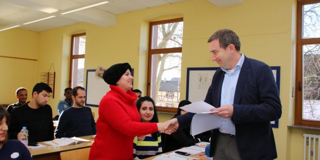 Kreisbeigeordneter Karsten Krug gab die Teilnehmerbescheinigungen aus, ein besonderer Anlass zur Freude, wie Jamila Mortezaei mit ihrem Strahlen zum Ausdruck brachte. Foto: Hannelore Nowacki
