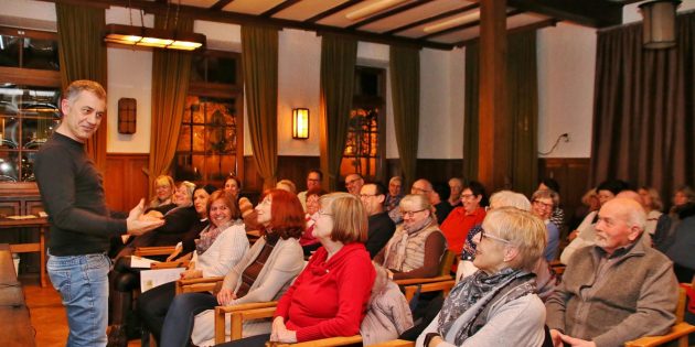 Der Lampertheimer Dialekt macht Spaß und dem Humor leicht erfolgreich zu sein, wie Peter Gutschalk bewies. Foto: Hannelore Nowacki