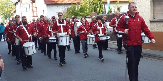 Der Kerweumzug in Einhauten war einer von zahlreichen Auftritten des Feuerwehrmusikzuges Bürstadt/Hofheim im vergangenen Jahr. Foto: oh