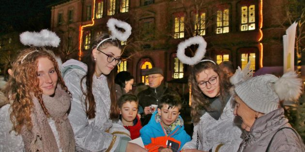 Viel zu tun hatten die Engel, die zum Loskauf umlagert wurden. Foto: Hannelore Nowacki