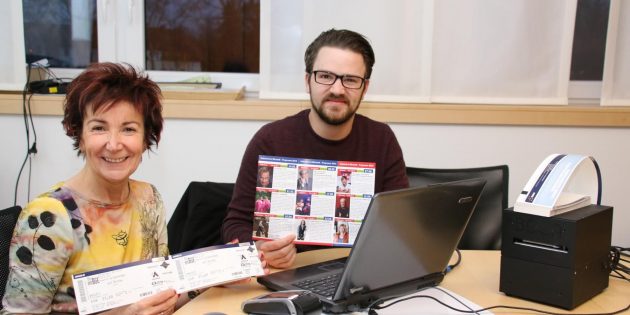 Eintrittskarten für Veranstaltungen des Kulturbeirates werden nicht mehr in gedruckter Form vorrätig gehalten, sondern nur beim tatsächlichen Verkauf ausgedruckt, wie Wirtschaftsförderer Tim Lux mit Bürgermeisterin Barbara Schader vorführte, die sich zwei Eintrittskarten für Lars Reichow ausdrucken ließ und gleich am mobilen Terminal mit Bankkarte bezahlte. Diese Geräte sollen bei Veranstaltungen bereit stehen, außerdem im Rathaus und bei Pegasos, ansonsten läuft der Verkauf über EVENTIM. Foto: Hannelore Nowacki