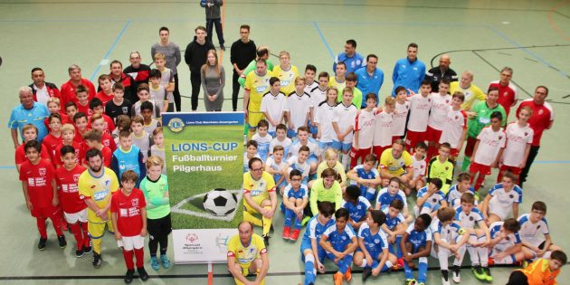 Alle Mannschaften kamen zum Gruppenbild zusammen. Foto: Hannelore Nowacki