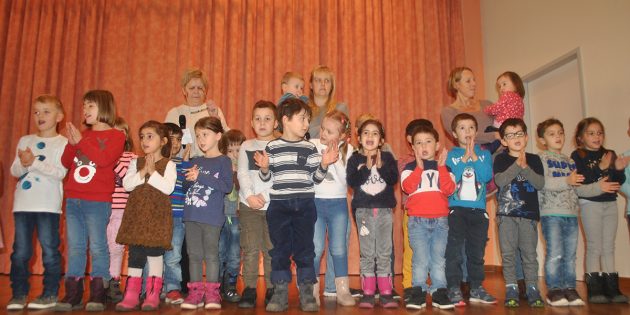 Die Kinder der Kita Falterweg erfreuten die Senioren der Martin-Luther-Gemeinde mit ihrem Gesang sowie einem Weihnachtsgedicht. Foto: Benjamin Kloos