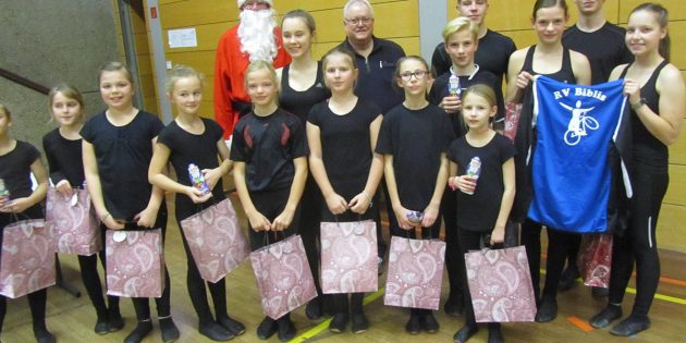 Stolz präsentieren zwei Kunstradfahrerinnen die neue Trainingsjacke mit Vereinsemblem. Foto: oh