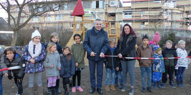 Am Mittwoch wurde der neu gestaltete Spielplatz am Martin-Luther-Platz feierlich eingeweiht – sehr zur Freude der Kinder. Foto: Franziska Hartmann