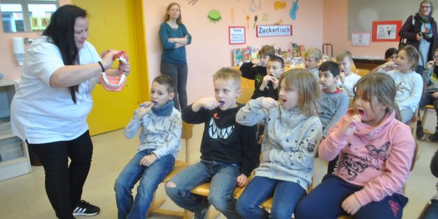 Beim zweiten YOLO-Day in der Schillerschule Bürstadt wurde den Kindern der 2. Klasse unter anderem das richtige Zähneputzen beigebracht. Foto: Benjamin Kloos