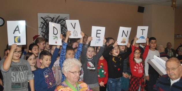 Die Kinder der Klassen 3 a und 4 a der Schillerschule überraschten die Bewohner des Bonhoeffer-Hauses mit Weihnachtsliedern und -gedichten. Traditionell hatte der Rotary-Club zum gemütlichen Beisammensein geladen. Foto: Benjamin Kloos