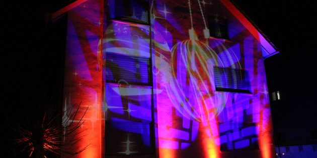 Mit ruhigen Klängen, schönem Lichtspiel und meditativen Gedanken gestalteten die Brüder Christian und Tobias Rohatsch den Auftakt des alljährlichen „Bürstadt im Advent“. Foto: Eva Wiegand 