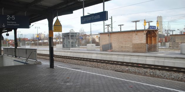 Der Umbau des Lampertheimer Bahnhofes verzögert sich weiter – Bürgermeister Gottfried Störmer fordert die Bahn auf, endlich zu handeln. Foto: Benjamin Kloos
