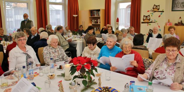 Weihnachtslieder singen und fröhlich sein gehörte zum Programm der Weihnachtsfeier in der Seniorenbegegnungsstätte „Alte Schule“. Weitere Höhepunkte waren Textvorträge und Gedichte aus dem Kreis der Gäste, die mit viel Applaus belohnt wurden. Foto: Hannelore Nowacki 