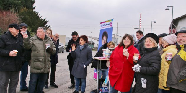 Eine Stunde hatte Bürgermeisterin Barbara Schader für ihr Quartiersgespräch am Bahnhof eingeplant, bei Bedarf auch länger. Immer wieder kamen neue Anwohner hinzu. Foto: Hannelore Nowacki