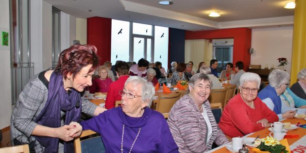 Im Gespräch mit den Senioren warb Bürgermeisterin Barbara Schader beim Kaffeenachmittag im Briebelsaal um Unterstützung im Wahlkampf zur Bürgermeisterwahl. Foto: Hannelore Nowacki