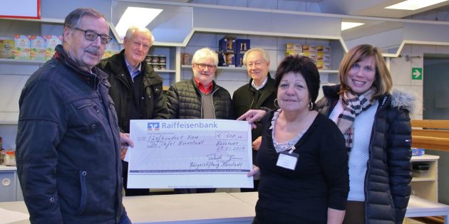 Peter Tschirch (von links hinten), Hans-Jürgen Brems und Hans-Werner Vetter vom Vorstand der Bürgerstiftung Bürstadt wussten, dass sie mit der 500-Euro-Spende fürs Tanken bei den Tafel-Mitarbeitern dankbare Freude auslösen. Im Bild vorne: Tafel-Logistikleiter Werner Straus, Helferin Gabi Kohl und Tafel-Koordinatorin Ute Weber-Schäfer. Foto: Hannelore Nowacki