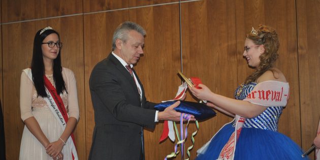 Stadtprinzessin Janine I. (r.) verkündete die elf närrischen Paragraphen, die bis Aschermittwoch gelten und bekam durch die besiegten Verteidiger des Stadthauses um Bürgermeister Gottfried Störmer (Mitte) und Spargelkönigin Christin I. (l.) den goldenen Schlüssel des Rathauses überreicht. Foto: Benjamin Kloos