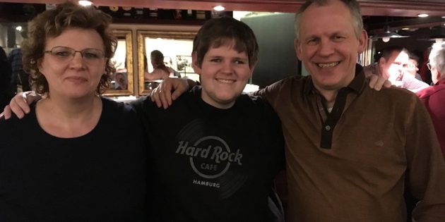Gabi Förster, Sieger Maurice Weidner und Bernd Schmidt waren die drei Erstplatzierten beim Auftakt zur Backgammon.-Stadtmeisterschaft. Foto: oh